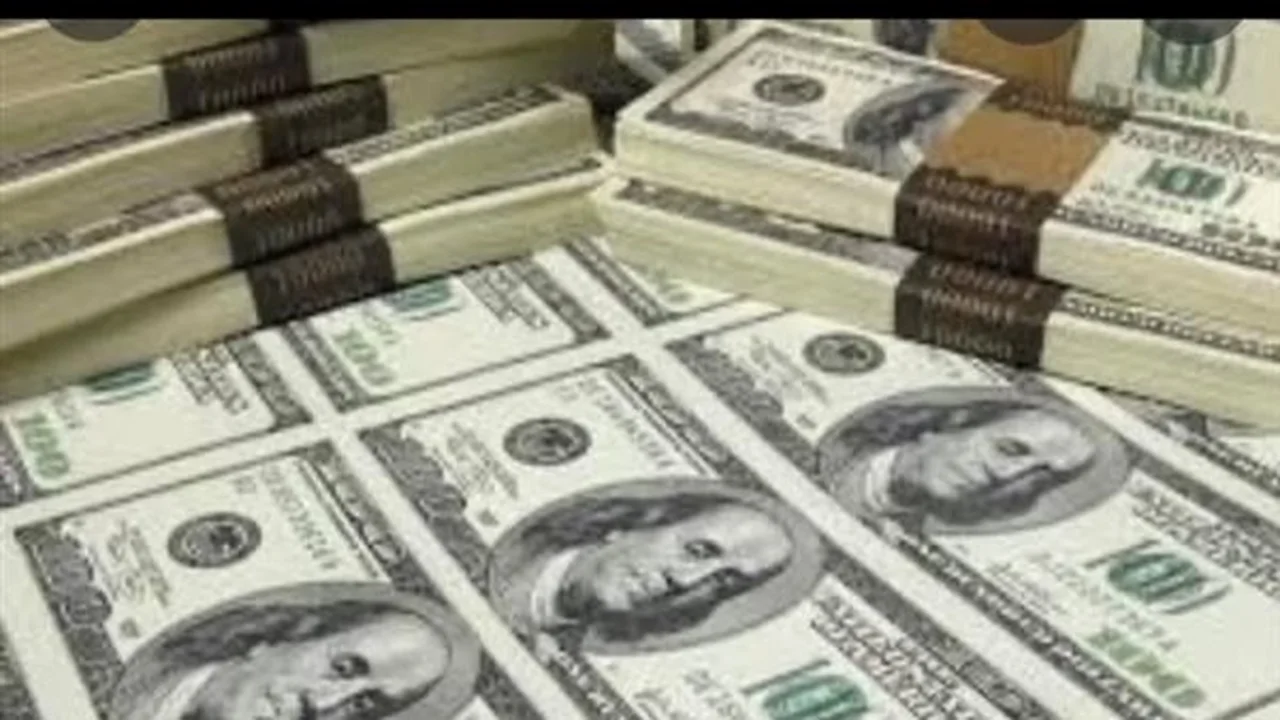 مفاجأة في سعر الدولار بمنتصف التعاملات وهل يتخطى حاجز الـ 52 جنيهاً؟